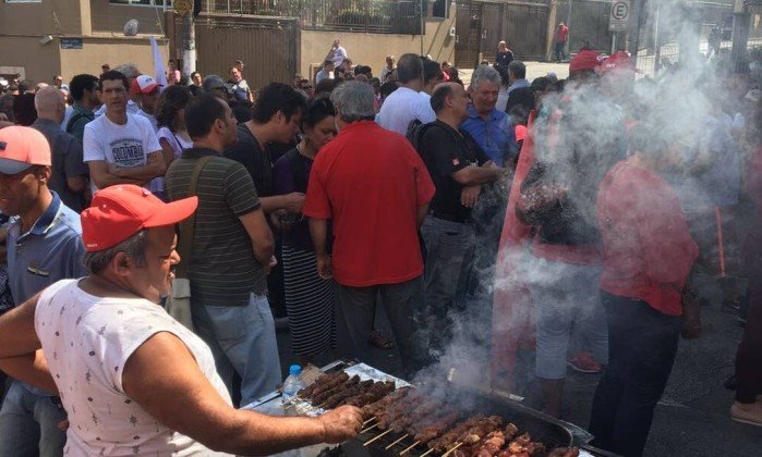 Churrasco em frente ao Sindicato dos Metalúrgicos do ABC