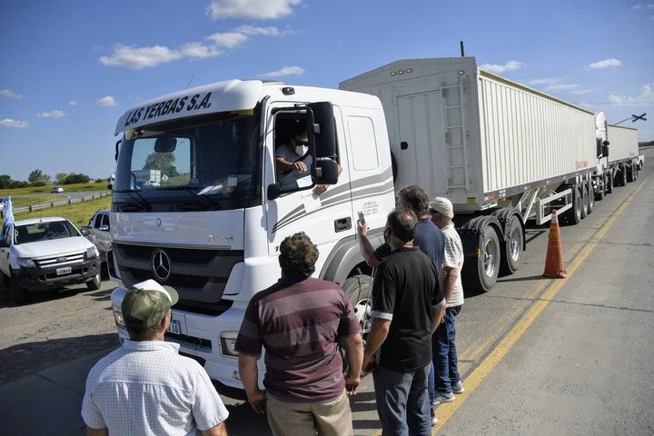 Produtores argentinos em rodovias no 2º dia de greve - Foto: Reprodução/Clarín