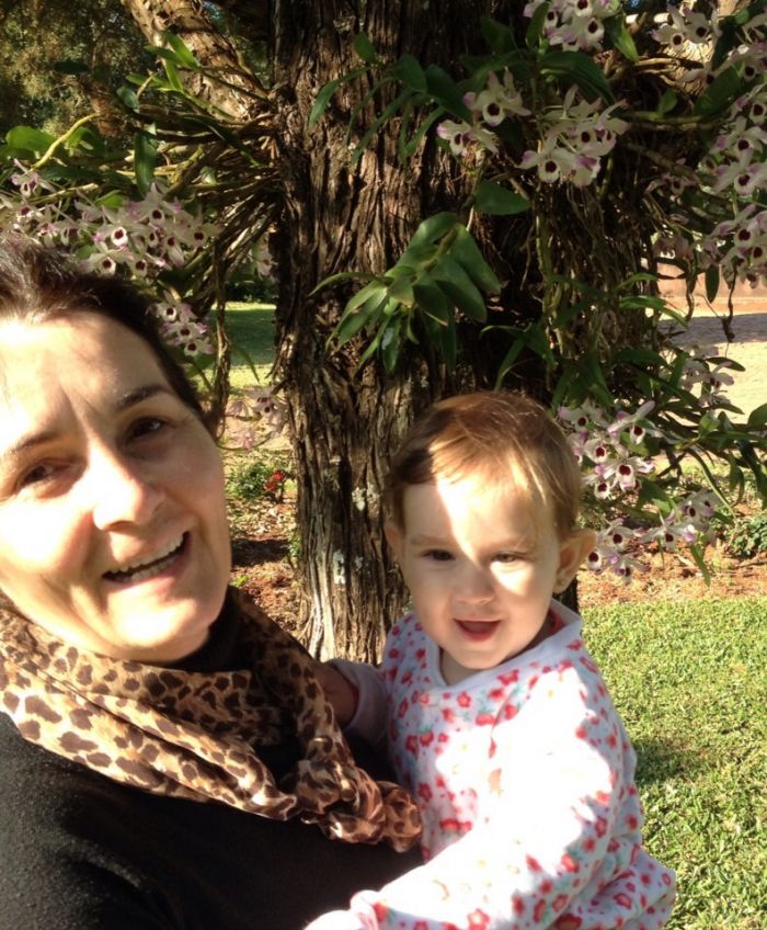 Imagem do dia - Theodora com as orquídeas da vovó Marleni, no sítio em Campinas (SP). Enviado por Monica Pazinato