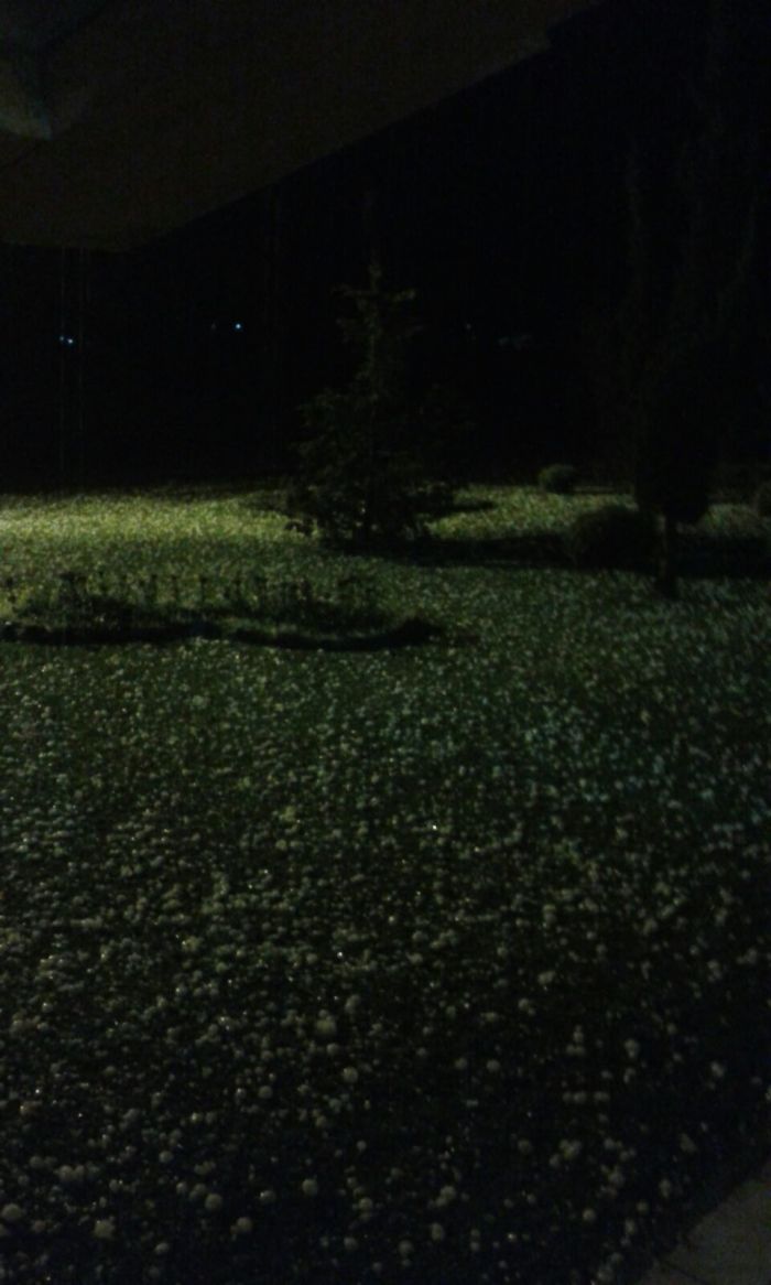 Imagem do dia - Chuva de granizo em Ipiranga do Sul (RS), na propriedade de Volnei Cecconello. Imagens enviadas pelo engenheiro agrônomo Mateus Cecconello