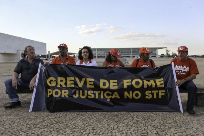 Manifestantes fazem greve de fome pela libertação de Lula