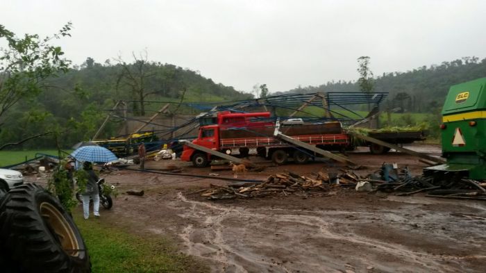 Imagem do dia - Temporal no interior de Planalto (PR), no último final de semana. Envio de Elecir Trevisan