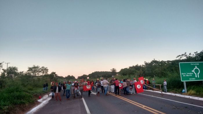 Bloqueio na BR-262, em Dois Irmãos do Buriti, MS (Foto: MST/Divulgação)