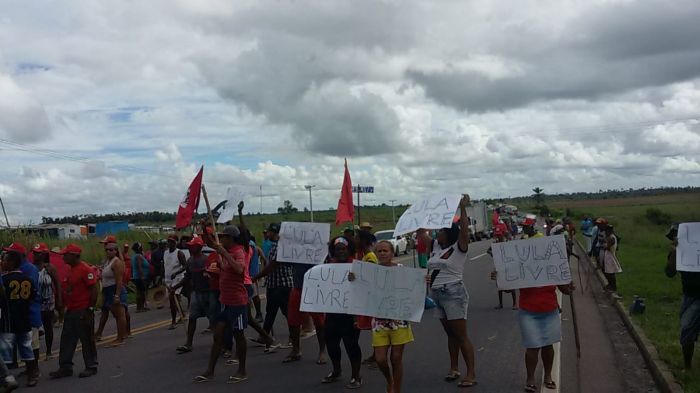 Manifestantes fecham BR-101, em Pedro Canário (Foto: Divulgação/ PRF-ES)