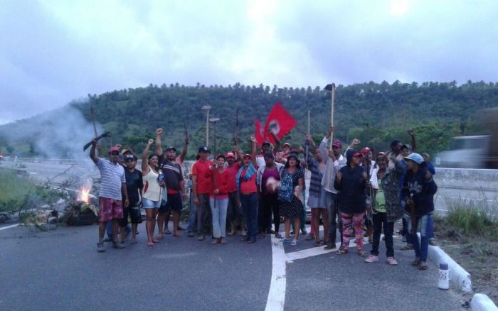 Manifestantes fecharam trecho da rodovia estadual SE-270 (Foto: Andréia Silva/MST)