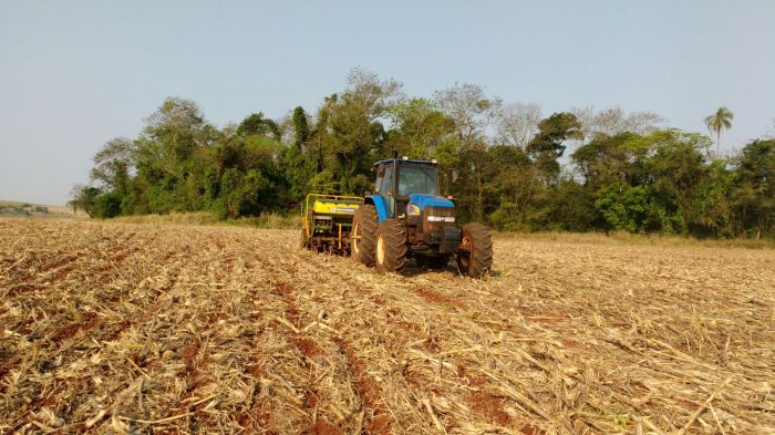 Imagem do dia - Início do plantio de soja da safra 2015/2016 em Itambé (PR), do produtor Valdir Fries